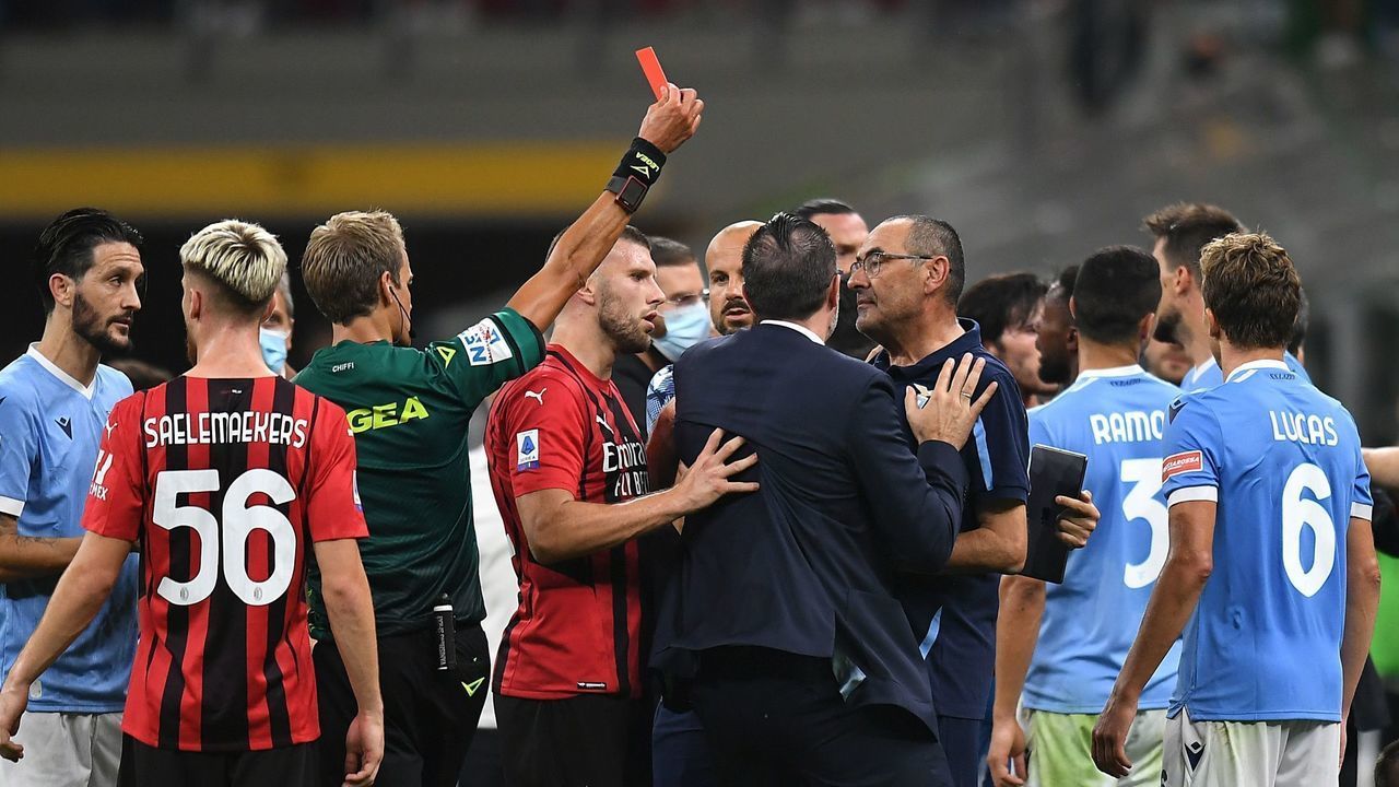 MILAN, ITALY - SEPTEMBER 12: Referee Daniele Chiffi shows the red card to Maurizio Sarri head coach of SS Lazio during the Serie A match between AC Milan and SS Lazio at Stadio Giuseppe Meazza on September 12, 2021 in Milan, Italy.