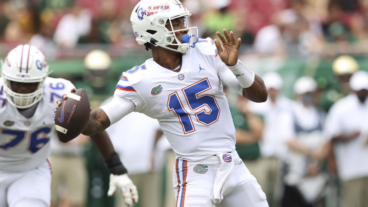 TAMPA, FL - SEPTEMBER 11: Florida Gators quarterback Anthony Richardson (15) delivers a pass during the college football game between the Florida Gators and South Florida Bulls on September 11, 2021 at Raymond James Stadium in Tampa, FL.