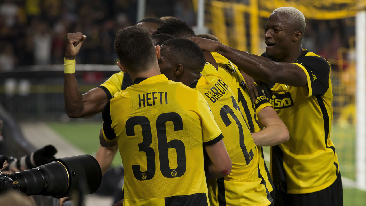 BERN, SWITZERLAND - SEPTEMBER 14: (BILD OUT) Nicolas Moumi Ngamaleu of BSC Young Boys celebrates after scoring his team's first goal with teammates during the UEFA Champions League group F match between BSC Young Boys and Manchester United at Stadion Wankdorf on September 14, 2021 in Bern, Switzerland.