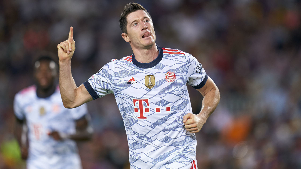 BARCELONA, SPAIN - SEPTEMBER 14: Robert Lewandowski of Bayern Munchen celebrates after scoring his team's second goal during the UEFA Champions League group E match between FC Barcelona and Bayern München at Camp Nou on September 14, 2021 in Barcelona, Spain.
