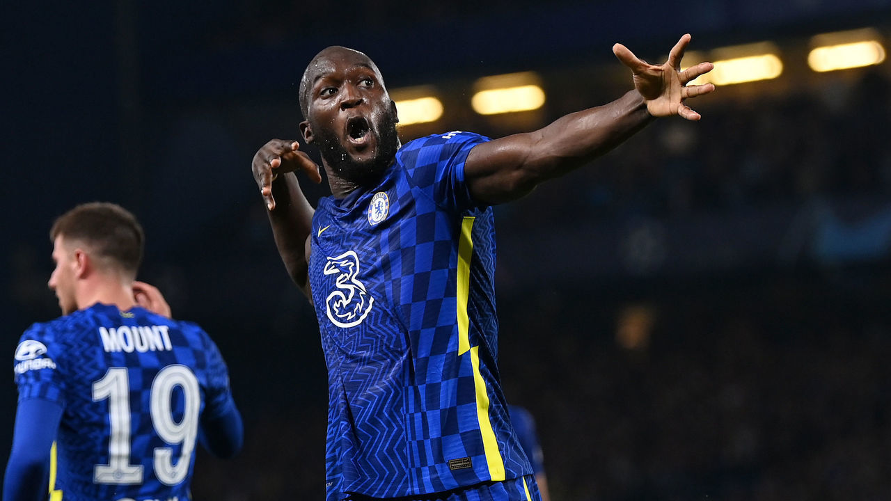 LONDON, ENGLAND - SEPTEMBER 14: Romelu Lukaku of Chelsea celebrates after scoring their side's first goal during the UEFA Champions League group H match between Chelsea FC and Zenit St. Petersburg at Stamford Bridge on September 14, 2021 in London, England.