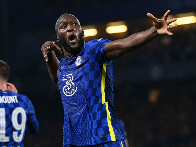LONDON, ENGLAND - SEPTEMBER 14: Romelu Lukaku of Chelsea celebrates after scoring their side's first goal during the UEFA Champions League group H match between Chelsea FC and Zenit St. Petersburg at Stamford Bridge on September 14, 2021 in London, England.