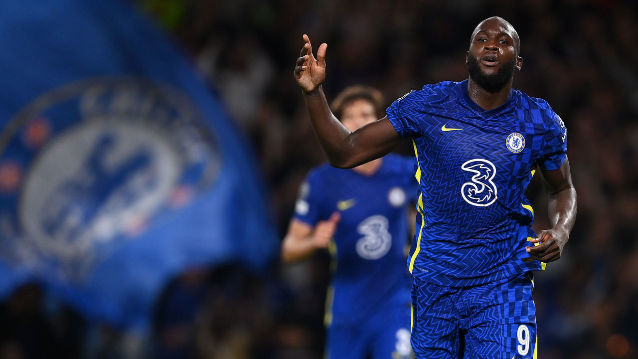LONDON, ENGLAND - SEPTEMBER 14: Romelu Lukaku of Chelsea celebrates after scoring their side's first goal during the UEFA Champions League group H match between Chelsea FC and Zenit St. Petersburg at Stamford Bridge on September 14, 2021 in London, England.