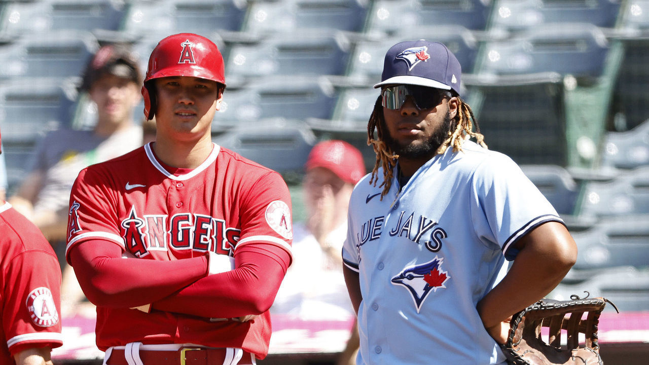 ANAHEIM, CALIFORNIA - AUGUST 10: Shohei Ohtani #17 of the Los Angeles Angels chats with Vladimir Guerrero Jr. #27 of the Toronto Blue Jays on first base during the first inning at Angel Stadium of Anaheim on August 10, 2021 in Anaheim, California.