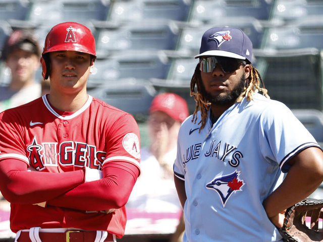 ANAHEIM, CALIFORNIA - AUGUST 10: Shohei Ohtani #17 of the Los Angeles Angels chats with Vladimir Guerrero Jr. #27 of the Toronto Blue Jays on first base during the first inning at Angel Stadium of Anaheim on August 10, 2021 in Anaheim, California.