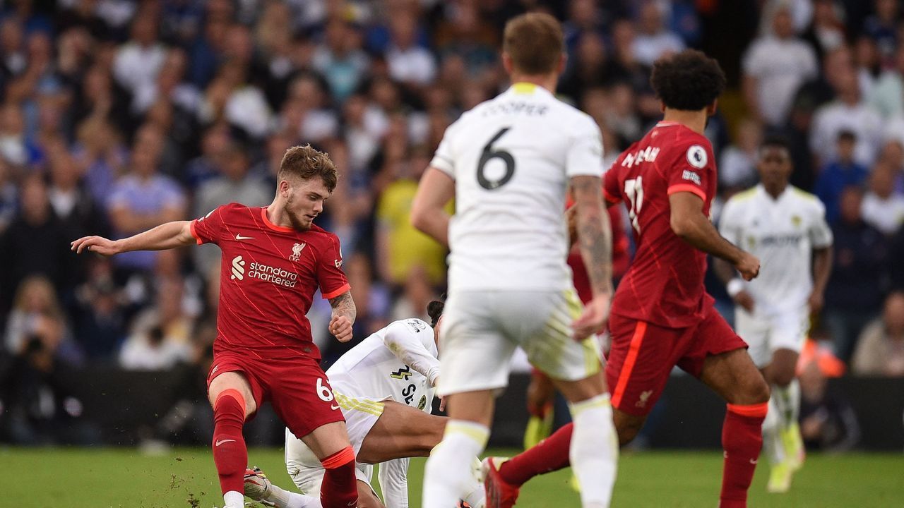 Liverpool's English striker Harvey Elliott (L) gets tackled and suffers a serious leg injury during a tackle by Leeds United's Dutch defender Pascal Struijk (C back) during the English Premier League football match between Leeds United and Liverpool at Elland Road in Leeds, northern England on September 12, 2021. - RESTRICTED TO EDITORIAL USE. No use with unauthorized audio, video, data, fixture lists, club/league logos or 'live' services. Online in-match use limited to 120 images. An additional 40 images may be used in extra time. No video emulation. Social media in-match use limited to 120 images. An additional 40 images may be used in extra time. No use in betting publications, games or single club/league/player publications.