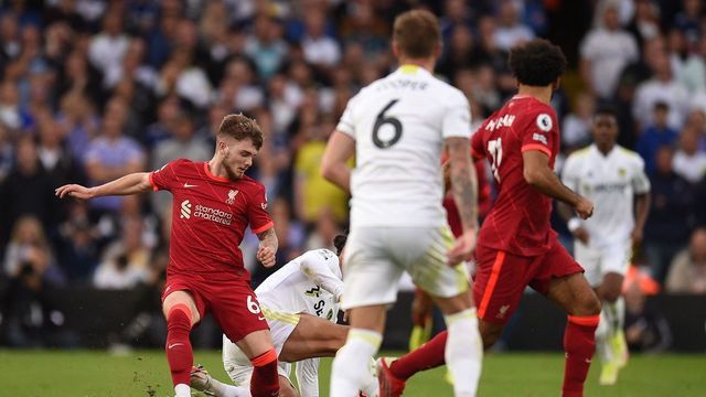 Liverpool's English striker Harvey Elliott (L) gets tackled and suffers a serious leg injury during a tackle by Leeds United's Dutch defender Pascal Struijk (C back) during the English Premier League football match between Leeds United and Liverpool at Elland Road in Leeds, northern England on September 12, 2021. - RESTRICTED TO EDITORIAL USE. No use with unauthorized audio, video, data, fixture lists, club/league logos or 'live' services. Online in-match use limited to 120 images. An additional 40 images may be used in extra time. No video emulation. Social media in-match use limited to 120 images. An additional 40 images may be used in extra time. No use in betting publications, games or single club/league/player publications.