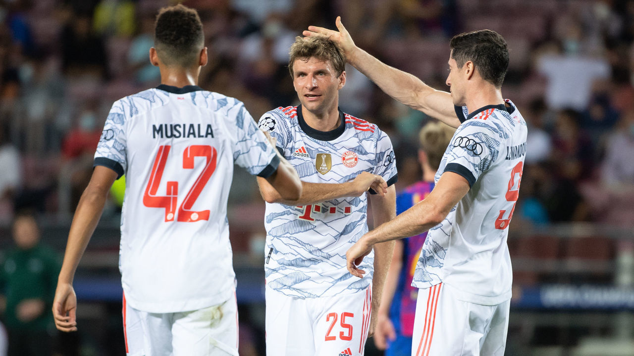 14 September 2021, Spain, Barcelona: Football: Champions League, FC Barcelona - Bayern Munich, Group stage, Group E, Matchday 1, Camp Nou. Jamal Musiala (l-r), Thomas Müller and Robert Lewandowski of Munich celebrate the goal for 0:1. Photo: Sven Hoppe/dpa