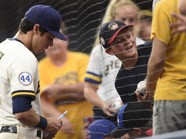 Christian Yelich giving away Milwaukee Brewers tickets to fans