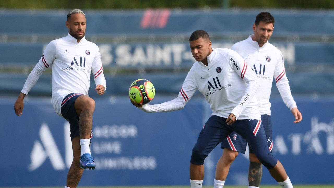 TOPSHOT - Paris Saint-Germain's Brazilian forward Neymar (L), Paris Saint-Germain's French forward Kylian Mbappe (C) and Paris Saint-Germain's Argentinian forward Lionel Messi take part in a training session at the Camp des Loges Paris Saint-Germain football club's training ground in Saint-Germain-en-Laye on August 28, 2021.