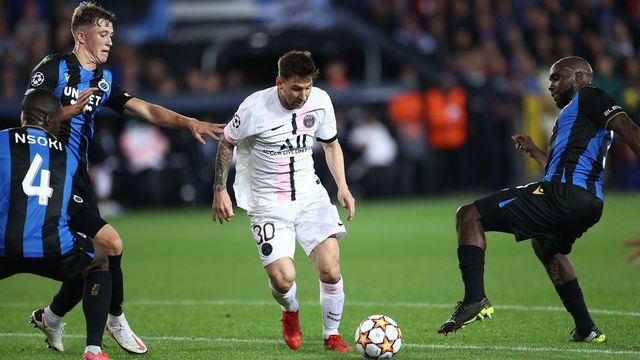 Paris Saint-Germain's Argentinian forward Lionel Messi (C) fights for the ball with Club Brugge's Colombian defender Eder Alvarez Balanta (R) during the UEFA Champions League Group A football match Club Brugge against Paris Saint-Germain (PSG) at Jan Breydel Stadium in Bruges, on September 15, 2021.