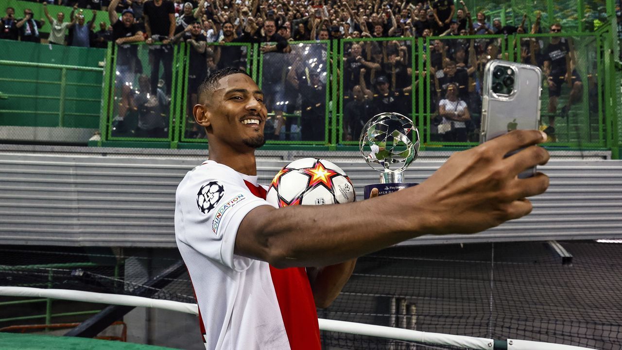 LISBON - Sebastien Haller of Ajax celebrates victory with the Ajax supporters during the UEFA Champions League match between Sporting CP and Ajax Amsterdam at Estadio Jose Alvalade on September 15, 2021 in Lisbon, Portugal. ANP MAURICE VAN STEEN