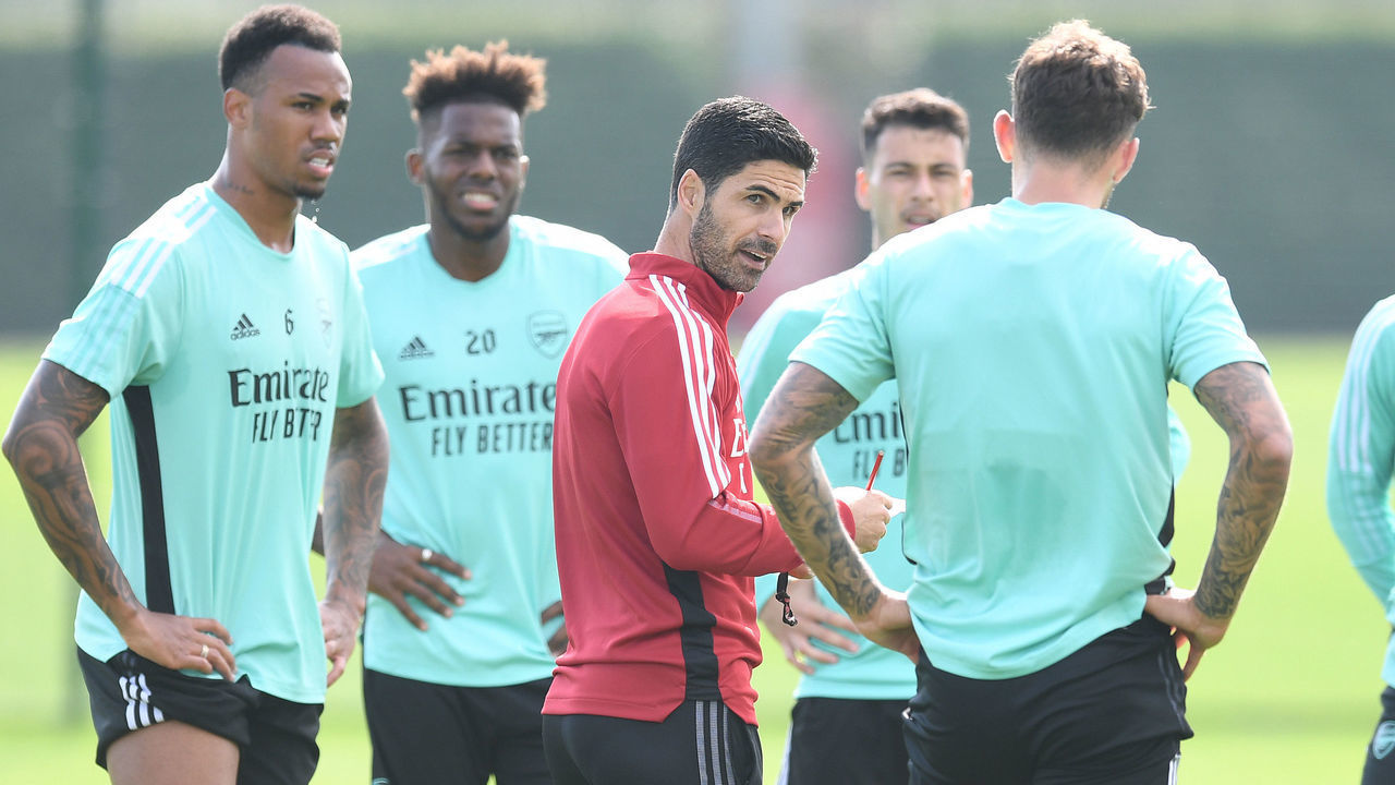 ST ALBANS, ENGLAND - SEPTEMBER 15: Arsenal manager Milel Arteta talks to his players during a training session at London Colney on September 16, 2021 in St Albans, England.