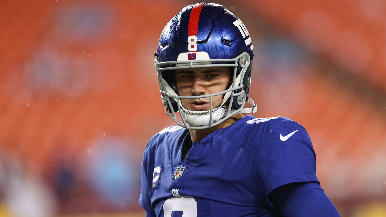 LANDOVER, MARYLAND - SEPTEMBER 16: Daniel Jones #8 of the New York Giants warms up prior to facing the Washington Football Team at FedExField on September 16, 2021 in Landover, Maryland.