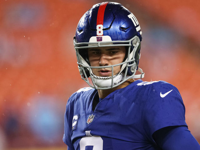 LANDOVER, MARYLAND - SEPTEMBER 16: Daniel Jones #8 of the New York Giants warms up prior to facing the Washington Football Team at FedExField on September 16, 2021 in Landover, Maryland.