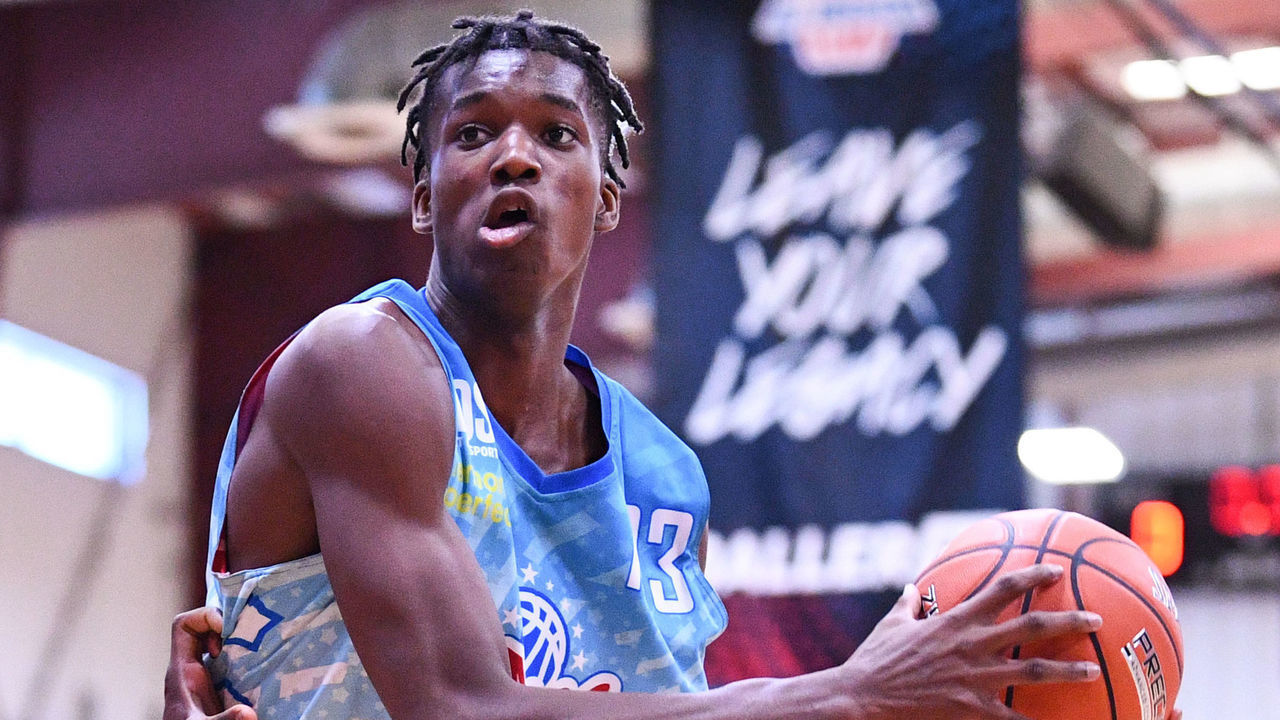 LAS VEGAS, NV - JUNE 08: Vince Iwuchukwu drives to the basket during the Pangos All-American Camp on June 8, 2021 at the Tarkanian Basketball Academy in Las Vegas, NV.