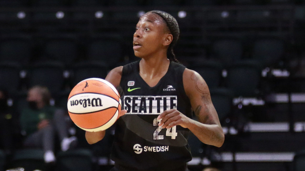 EVERETT, WA - SEPTEMBER 17: Jewell Loyd #24 of the Seattle Storm dribbles the ball during the game against the Phoenix Mercury on September 17, 2021 at the Angel of the Winds Arena, in Everett, Washington. Mandatory Copyright Notice: Copyright 2019 NBAE