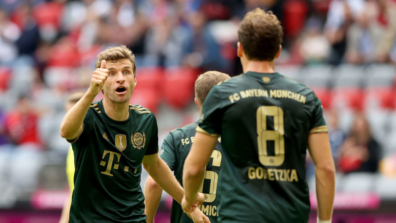 MUNICH, GERMANY - SEPTEMBER 18: Thomas Mueller (L) of FC Bayern Muenchen gives a thumb up to Leon Goretzka after the 2-0 goal during the Bundesliga match between FC Bayern München and VfL Bochum at Allianz Arena on September 18, 2021 in Munich, Germany.