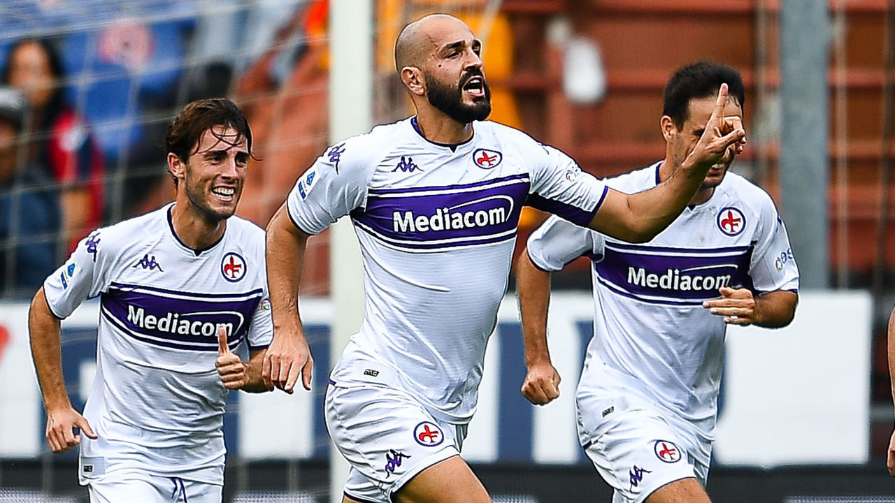 GENOA, ITALY - SEPTEMBER 18: Riccardo Saponara of Fiorentina (2nd from L) celebrates with his team-mates after scoring a goal during the Serie A match between Genoa CFC and AFC Fiorentina at Stadio Luigi Ferraris on September 18, 2021 in Genoa, Italy.