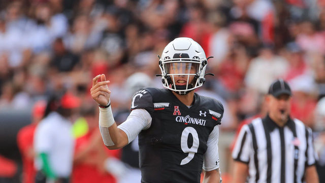 CINCINNATI, OH - SEPTEMBER 11: Cincinnati Bearcats quarterback Desmond Ridder (9) in action during the game against the Murray State Racers and the Cincinnati Bearcats on September 11, 2021, at Nippert Stadium in Cincinnati, OH.