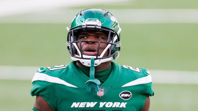 EAST RUTHERFORD, NEW JERSEY - DECEMBER 27: Frank Gore #21 of the New York Jets warms up prior to their game against the Cleveland Browns at MetLife Stadium on December 27, 2020 in East Rutherford, New Jersey.