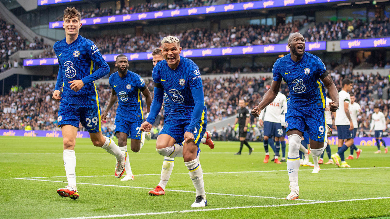 LONDON, ENGLAND - SEPTEMBER 19: Thiago Silva of Chelsea celebrates with Romelu Lukaku and Kai Havertz after scoring goal during the Premier League match between Tottenham Hotspur and Chelsea at Tottenham Hotspur Stadium on September 19, 2021 in London, England.