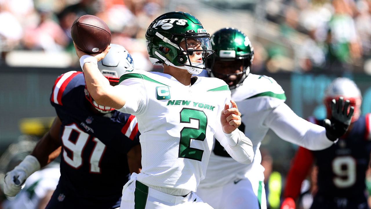 EAST RUTHERFORD, NEW JERSEY - SEPTEMBER 19: Quarterback Zach Wilson #2 of the New York Jets passes the ball in the second quarter of the game against the New England Patriots at MetLife Stadium on September 19, 2021 in East Rutherford, New Jersey.
