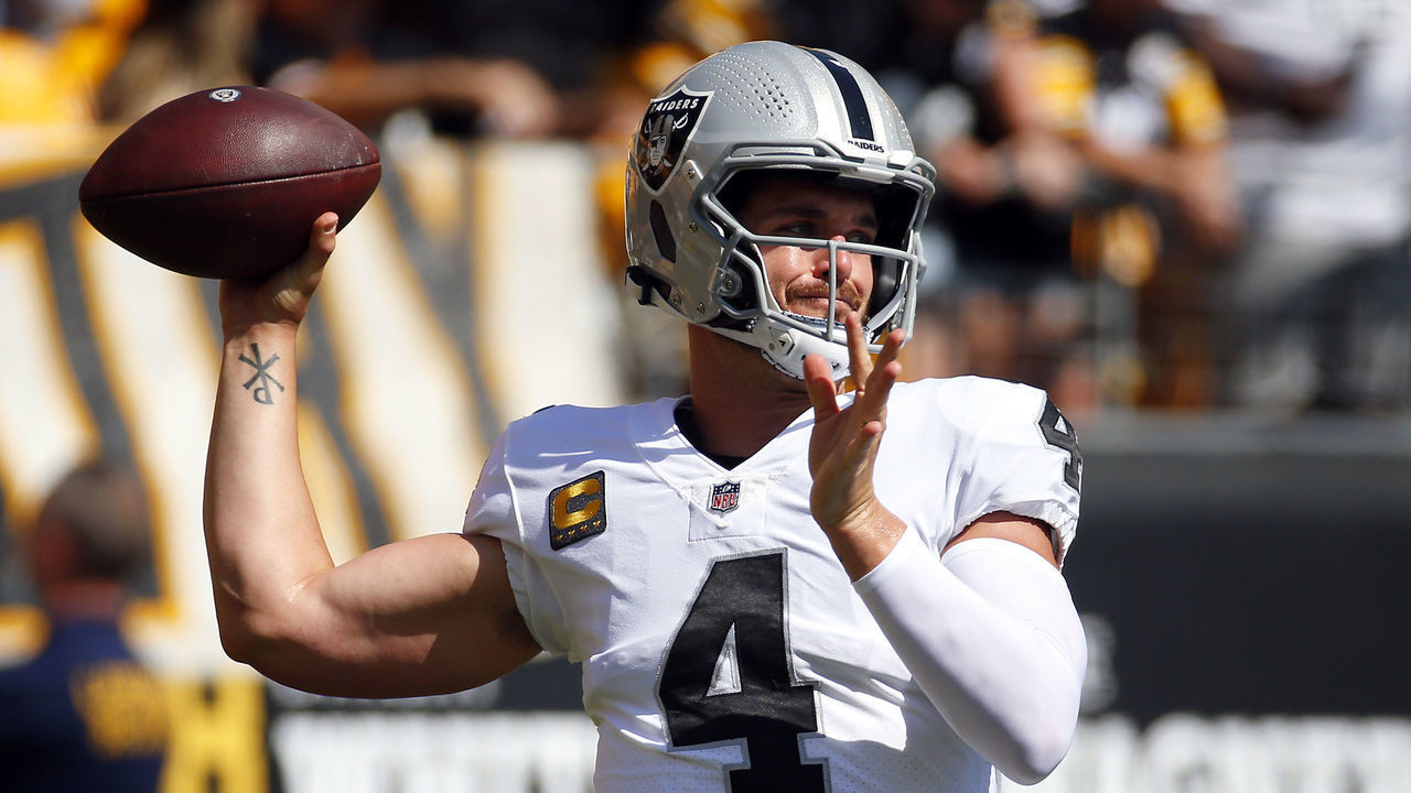 PITTSBURGH, PENNSYLVANIA - SEPTEMBER 19: Quarterback Derek Carr #4 of the Las Vegas Raiders warms up before the game against the Pittsburgh Steelers at Heinz Field on September 19, 2021 in Pittsburgh, Pennsylvania.