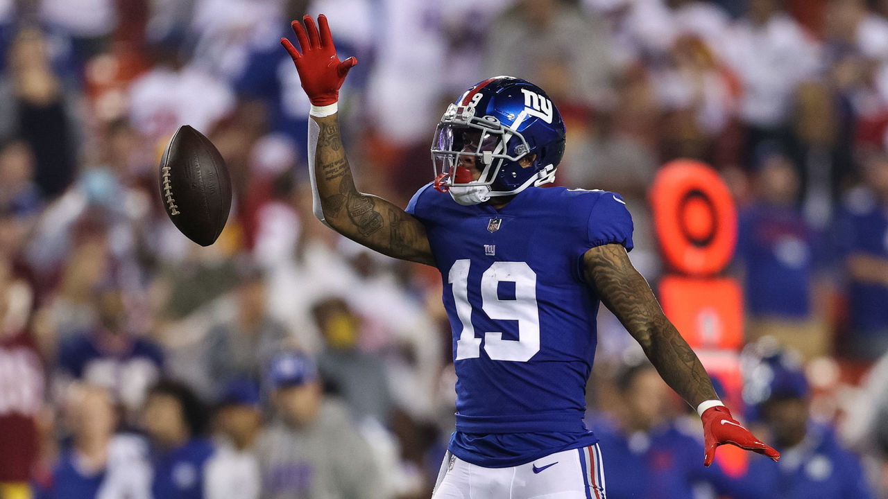 LANDOVER, MARYLAND - SEPTEMBER 16: Kenny Golladay #19 of the New York Giants celebrates a first down during the first quarter against the Washington Football Team at FedExField on September 16, 2021 in Landover, Maryland.