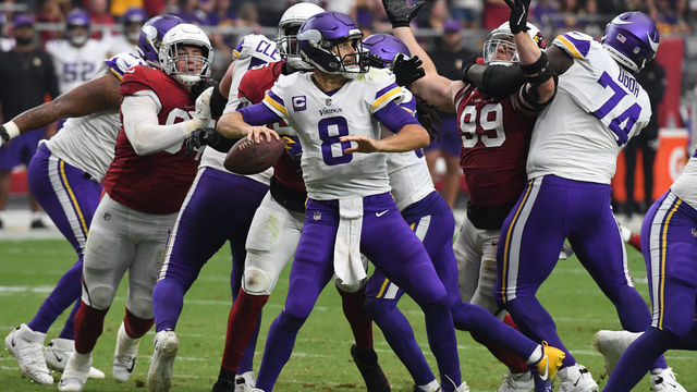 GLENDALE, ARIZONA - SEPTEMBER 19: Kirk Cousins #8 of the Minnesota Vikings looks to throw the ball against the Arizona Cardinals at State Farm Stadium on September 19, 2021 in Glendale, Arizona.