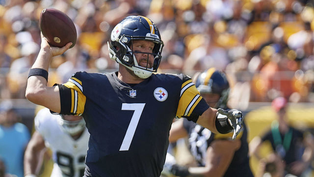 PITTSBURGH, PA - SEPTEMBER 19: Pittsburgh Steelers quarterback Ben Roethlisberger (7) looks deep in the end zone for a receiver during the game on September 19, 2021 at Heinz Field in Pittsburgh, PA.