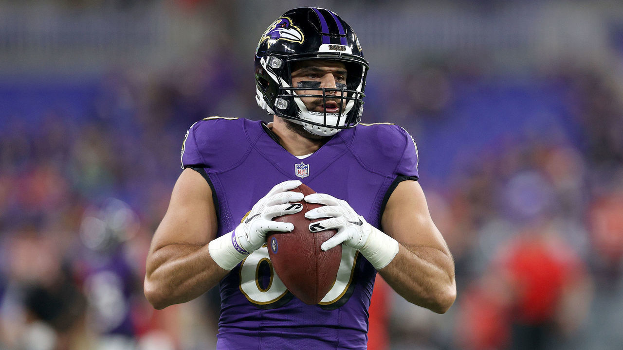 BALTIMORE, MARYLAND - SEPTEMBER 19: Tight end Mark Andrews #89 of the Baltimore Ravens warms up against the Kansas City Chiefs at M&T Bank Stadium on September 19, 2021 in Baltimore, Maryland.