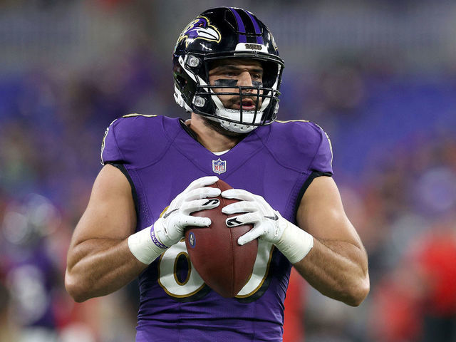 BALTIMORE, MARYLAND - SEPTEMBER 19: Tight end Mark Andrews #89 of the Baltimore Ravens warms up against the Kansas City Chiefs at M&T Bank Stadium on September 19, 2021 in Baltimore, Maryland.