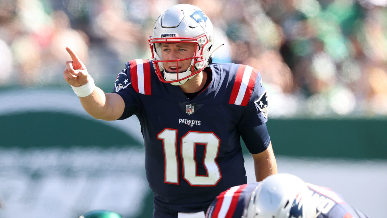 EAST RUTHERFORD, NEW JERSEY - SEPTEMBER 19: Quarterback Mac Jones #10 of the New England Patriots directs the offense in the first half of the game against the New York Jets at MetLife Stadium on September 19, 2021 in East Rutherford, New Jersey.
