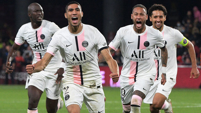 Paris Saint-Germain's Moroccan defender Achraf Hakimi (2L) celebrates with teammates after scoring his team's second goal during the French L1 football match between FC Metz and Paris Saint-Germain (PSG) at the Saint-Symphorien Stadium in Longeville-les-Metz, eastern France, on September 22, 2021.