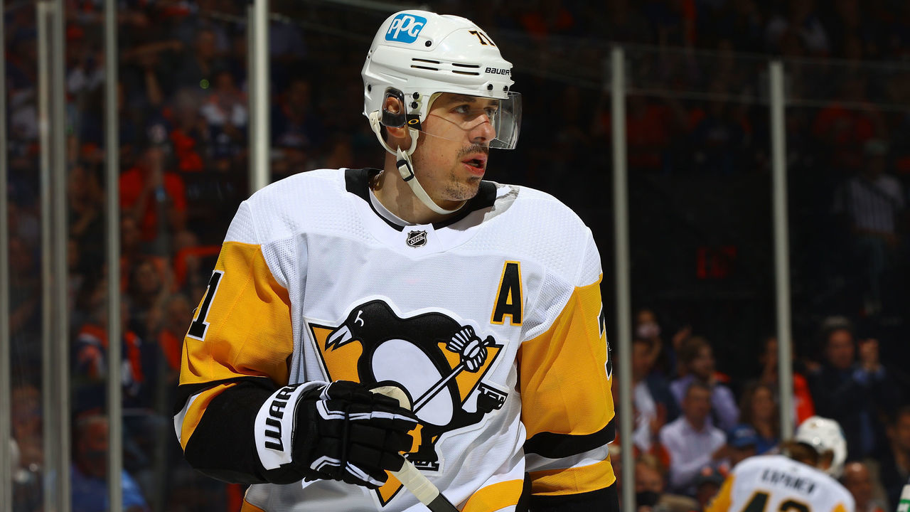 UNIONDALE, NEW YORK - MAY 26: Evgeni Malkin #71 of the Pittsburgh Penguinsin action against the New York Islanders in Game Six of the First Round of the 2021 Stanley Cup Playoffs at Nassau Coliseum on May 26, 2021 in Uniondale, New York. New York Islanders defeated the Pittsburgh Penguins 5-3.