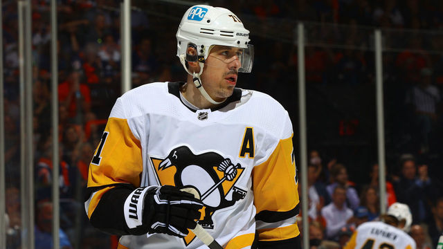 UNIONDALE, NEW YORK - MAY 26: Evgeni Malkin #71 of the Pittsburgh Penguinsin action against the New York Islanders in Game Six of the First Round of the 2021 Stanley Cup Playoffs at Nassau Coliseum on May 26, 2021 in Uniondale, New York. New York Islanders defeated the Pittsburgh Penguins 5-3.