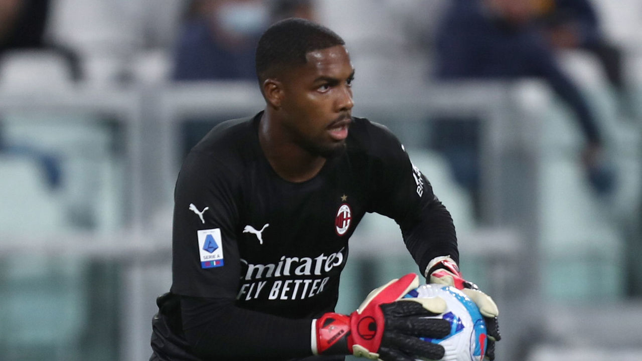 TURIN, ITALY - SEPTEMBER 19: (BILD OUT) Mike Maignan of AC Milan controls the ball during the Serie A match between Juventus and AC Milan at Allianz Stadium on September 19, 2021 in Turin, Italy.