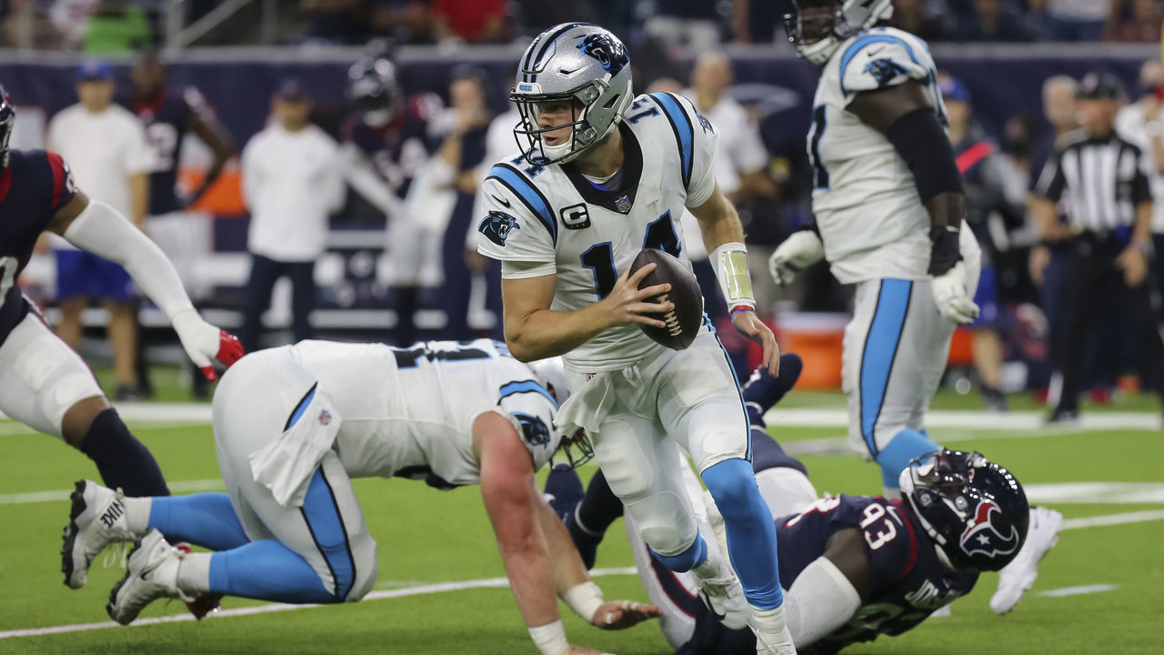 HOUSTON, TX - SEPTEMBER 23: Carolina Panthers quarterback Sam Darnold (14) carries the ball in the first quarter during the football game between the Carolina Panthers and Houston Texans on September 23, 2021 at NRG Stadium in Houston, Texas.