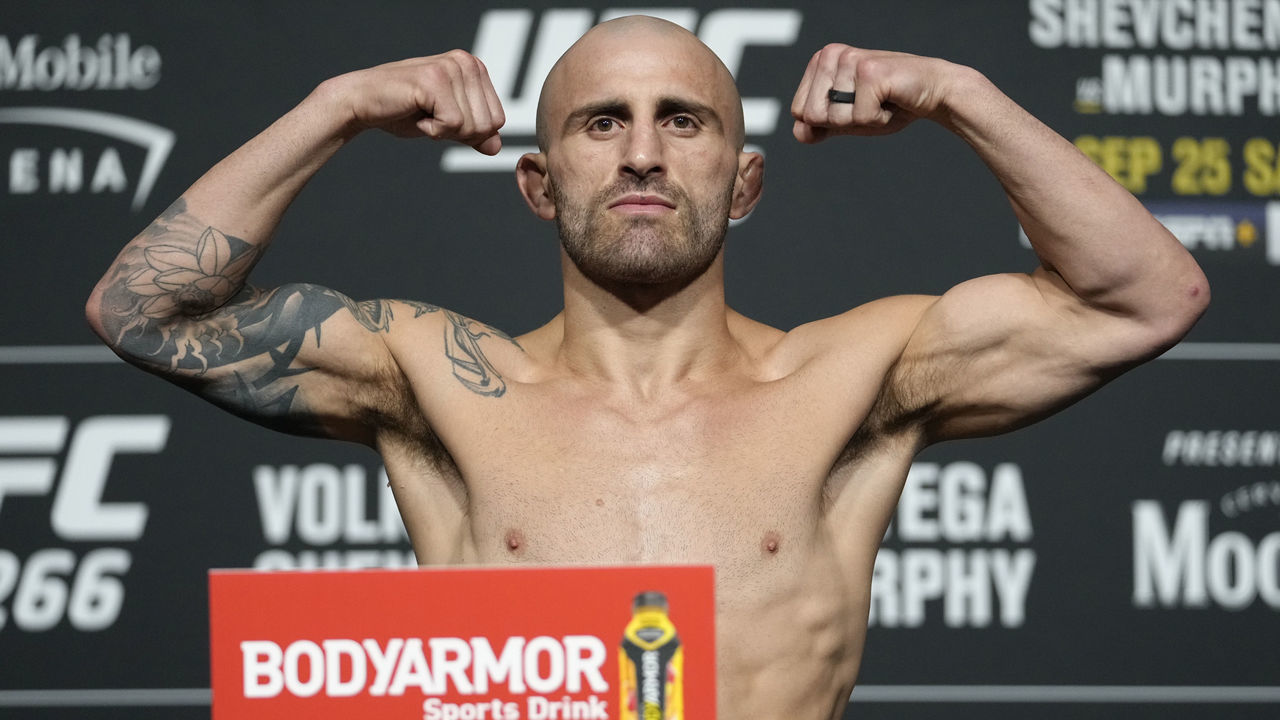 LAS VEGAS, NEVADA - SEPTEMBER 24: Alexander Volkanovski of Australia poses on the scale during the UFC 266 official weigh-in at UFC APEX on September 24, 2021 in Las Vegas, Nevada.
