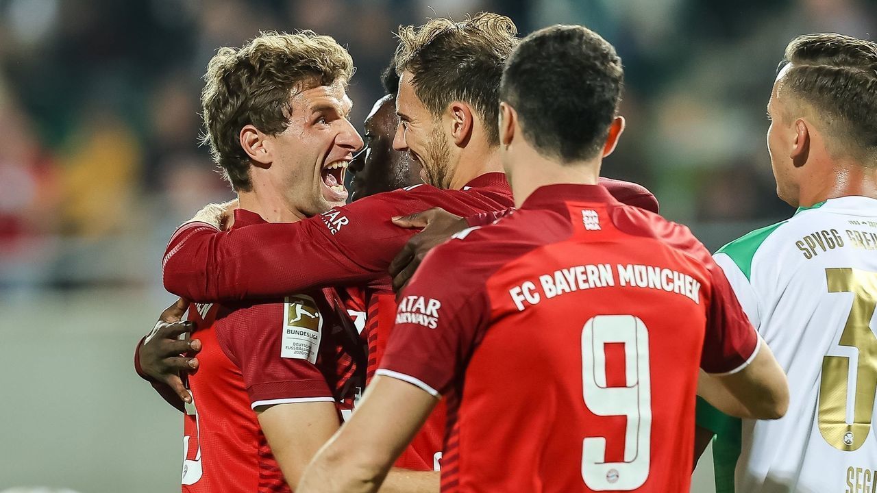 FUERTH, GERMANY - SEPTEMBER 24: (BILD OUT) Thomas Mueller of Bayern Muenchen celebrates after scoring his team's first goal with teammates during the Bundesliga match between SpVgg Greuther Fuerth and FC Bayern Muenchen at Sportpark Ronhof Thomas Sommer on September 24, 2021 in Fuerth, Germany.