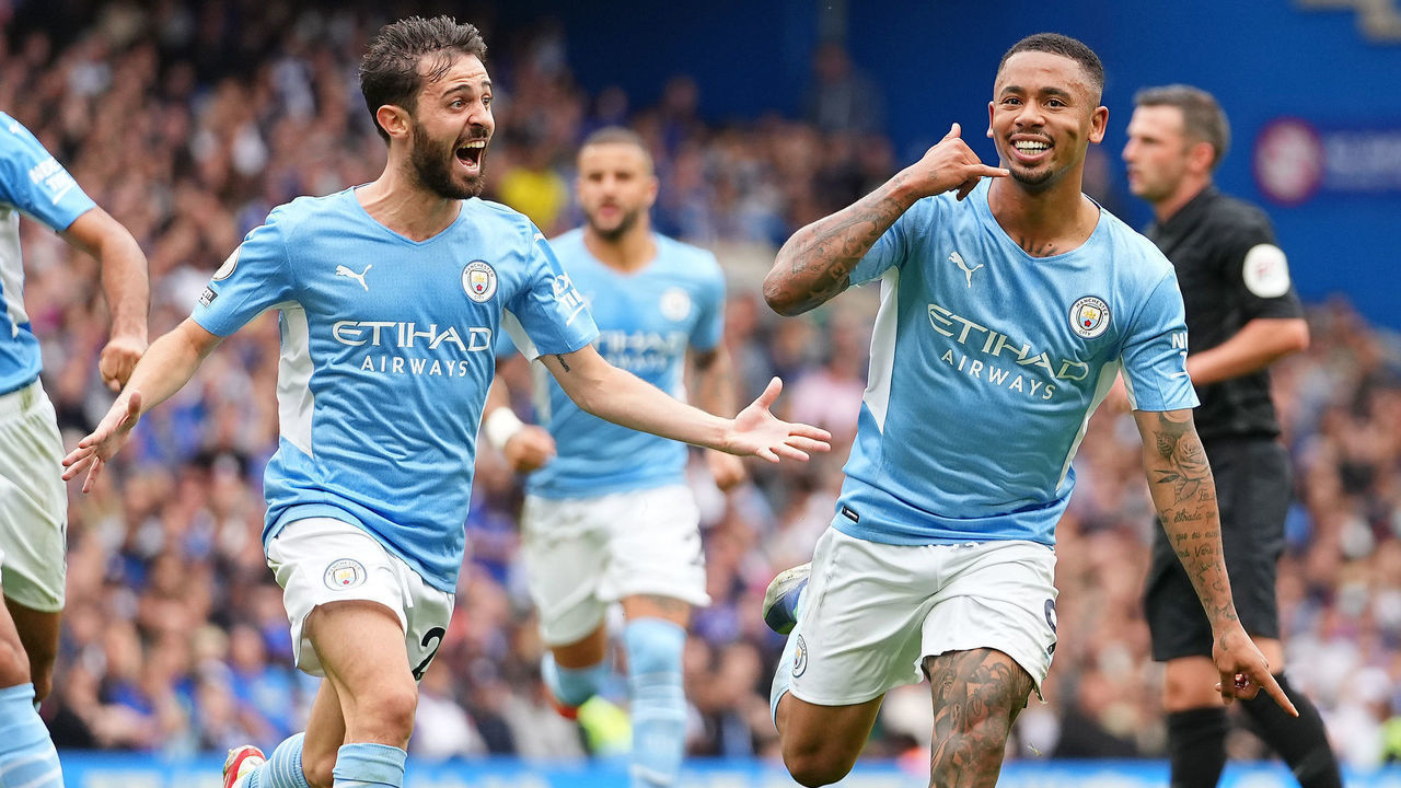 LONDON, ENGLAND - SEPTEMBER 25: Gabriel Jesus of Manchester City (R) celebrates with teammate Bernardo Silva after scoring their team's first goal during the Premier League match between Chelsea and Manchester City at Stamford Bridge on September 25, 2021 in London, England.