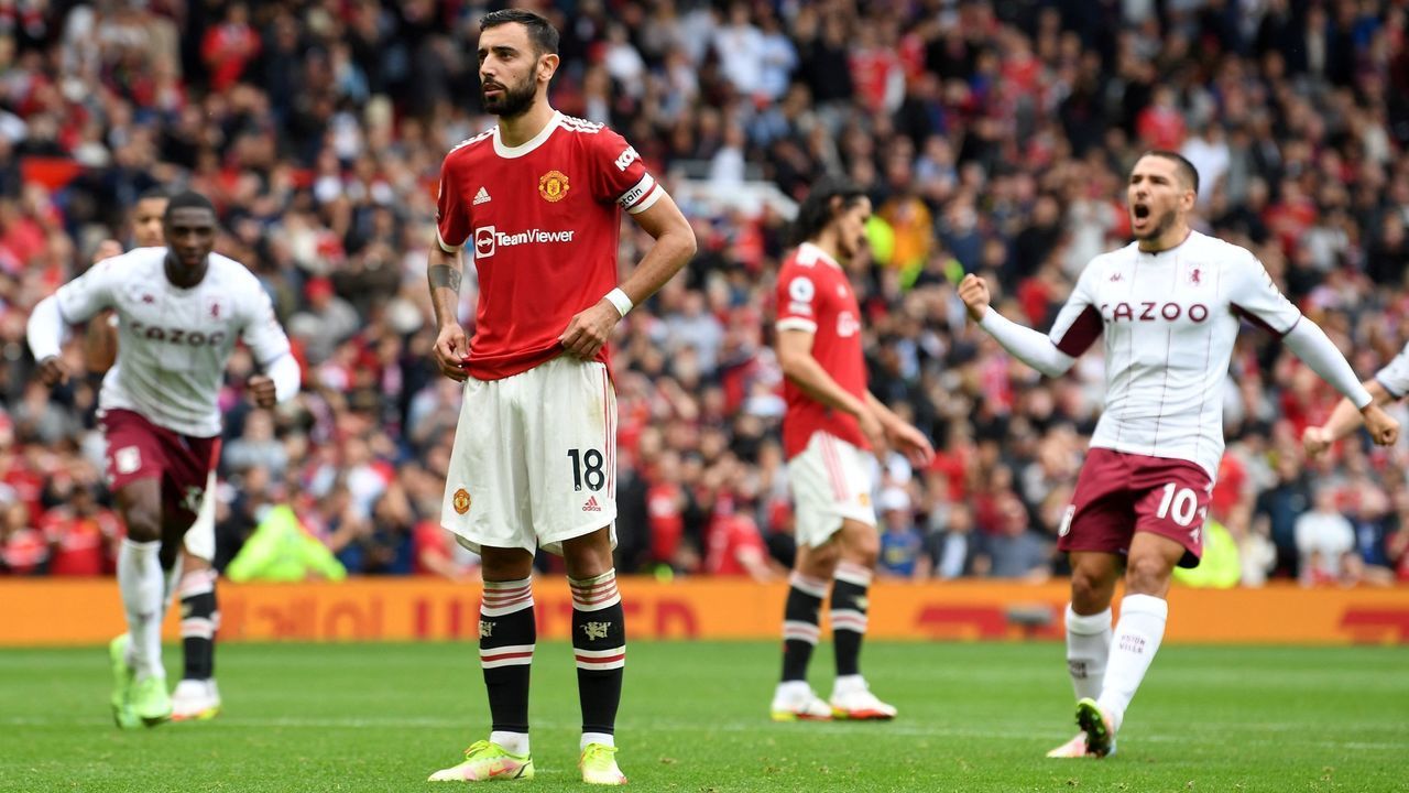 Manchester United's Portuguese midfielder Bruno Fernandes (C) reacts after failing to score a penalty during the English Premier League football match between Manchester United and Aston Villa at Old Trafford in Manchester, north west England, on September 25, 2021. - RESTRICTED TO EDITORIAL USE. No use with unauthorized audio, video, data, fixture lists, club/league logos or 'live' services. Online in-match use limited to 120 images. An additional 40 images may be used in extra time. No video emulation. Social media in-match use limited to 120 images. An additional 40 images may be used in extra time. No use in betting publications, games or single club/league/player publications.