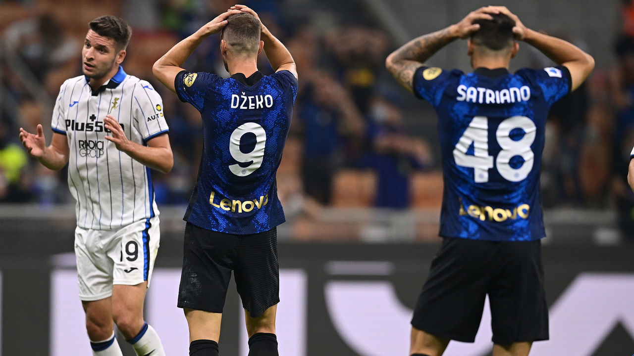 MILAN, ITALY - SEPTEMBER 25: Edin Dzeko and Martin Satriano of FC Internazionale reacts at the end of the Serie A match between FC Internazionale and Atalanta BC at Stadio Giuseppe Meazza on September 25, 2021 in Milan, Italy.