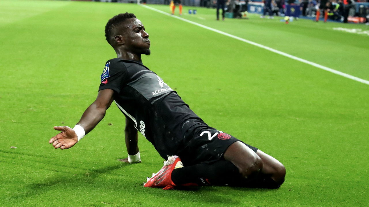 PARIS, FRANCE - SEPTEMBER 25: Idrissa Gueye of Paris Saint-Germain celebrate his goal with teammattes during the Ligue 1 Uber Eats match between Paris Saint Germain and Montpellier at Parc des Princes on September 25, 2021 in Paris, France.