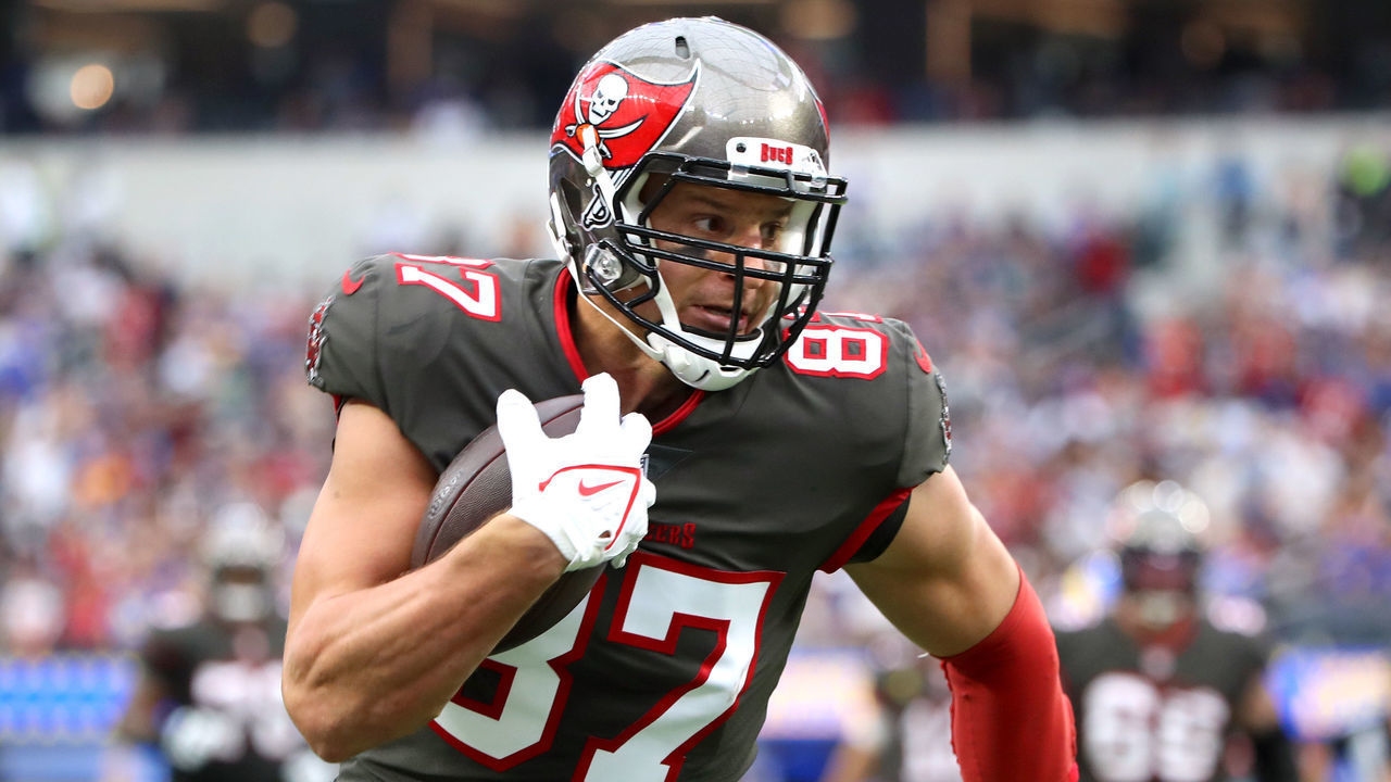 INGLEWOOD, CALIFORNIA - SEPTEMBER 26: Rob Gronkowski #87 of the Tampa Bay Buccaneers runs the ball during the first half in the game against the Los Angeles Rams at SoFi Stadium on September 26, 2021 in Inglewood, California.
