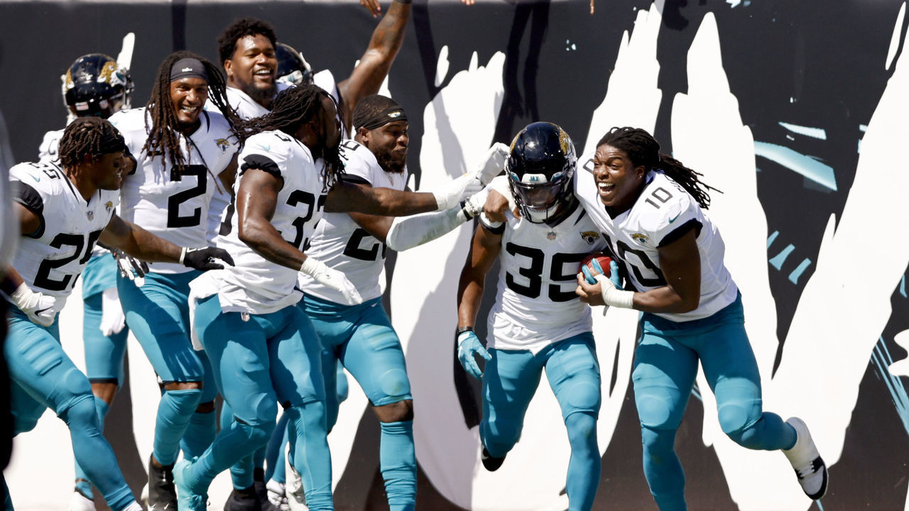 JACKSONVILLE, FLORIDA - SEPTEMBER 26: Jamal Agnew #39 of the Jacksonville Jaguars celebrates with teammates after returning a missed FG for a touchdown during the first half in the game against the Arizona Cardinals at TIAA Bank Field on September 26, 2021 in Jacksonville, Florida.