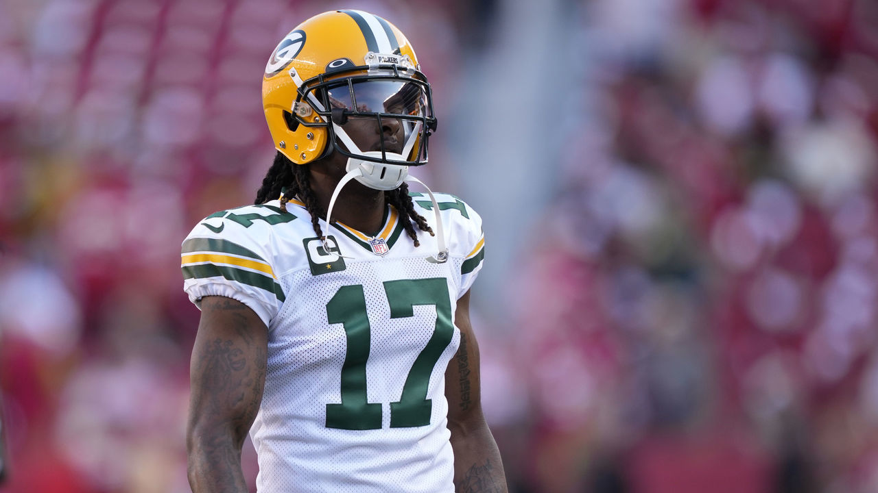SANTA CLARA, CALIFORNIA - SEPTEMBER 26: Davante Adams #17 of the Green Bay Packers warms up prior to a game against the San Francisco 49ers at Levi's Stadium on September 26, 2021 in Santa Clara, California.
