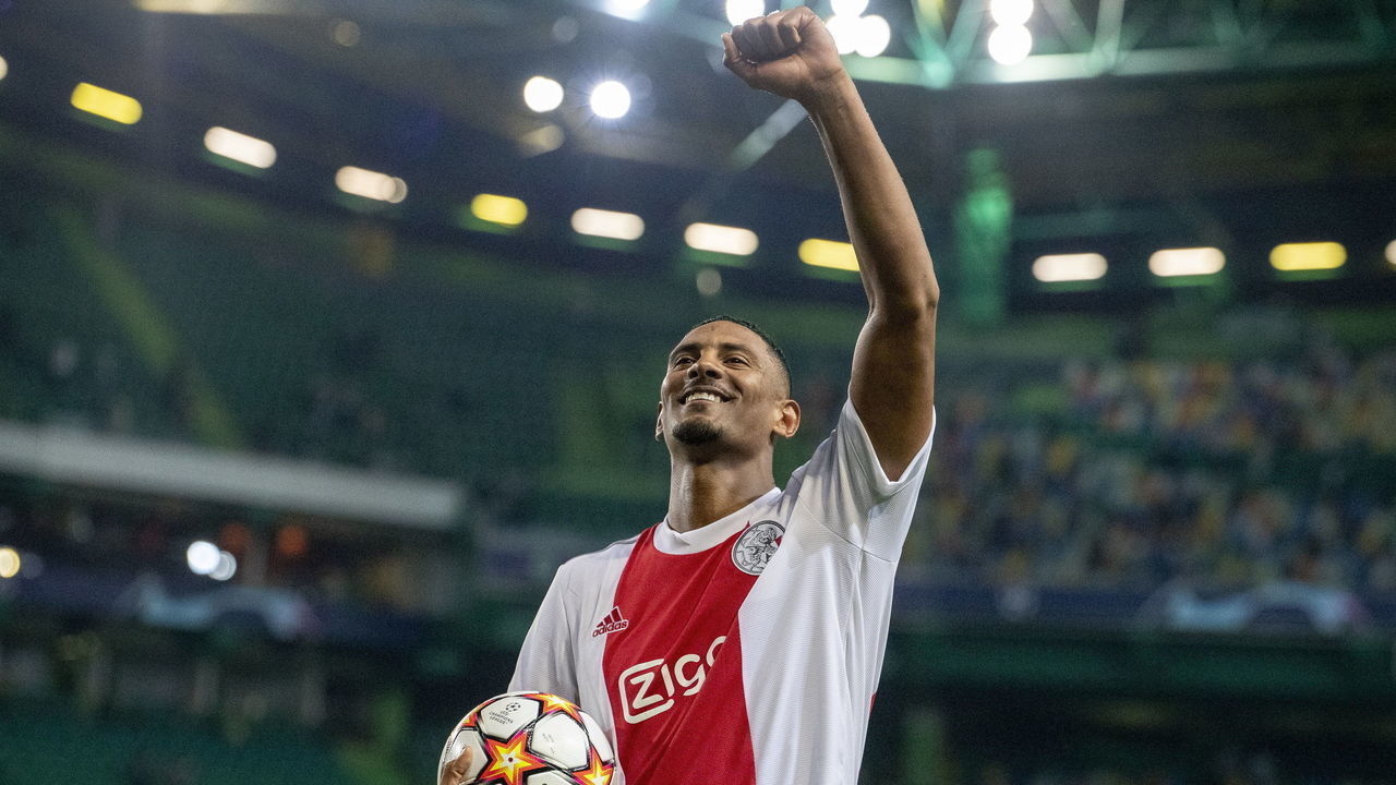 LISBON, PORTUGAL - SEPTEMBER 15: (BILD OUT) Sebastien Haller of AFC Ajax celebrating his victory and his four goals during the UEFA Champions League group C match between Sporting CP and AFC Ajax at Estadio Jose Alvalade on September 15, 2021 in Lisbon, Portugal.
