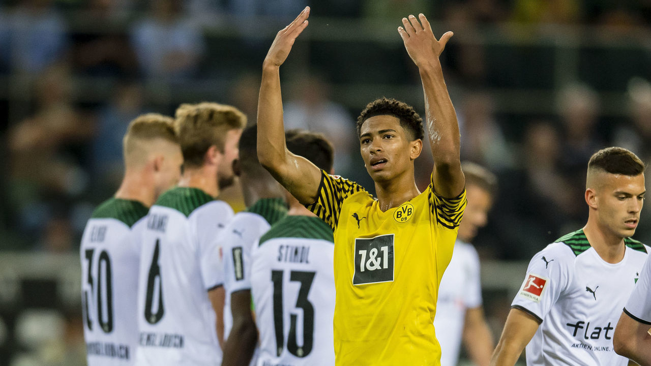 MOENCHENGLADBACH, GERMANY - SEPTEMBER 25: Jude Bellingham in action during the Bundesliga match between Borussia Mönchengladbach and Borussia Dortmund at Borussia-Park on September 25, 2021 in Moenchengladbach, Germany.